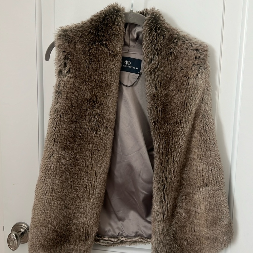 Faux fur vest extra small very soft like new
